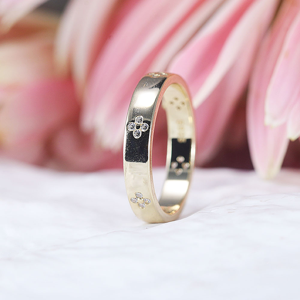 Exquisite Radiant Cut Ring Set with Clover Design Band