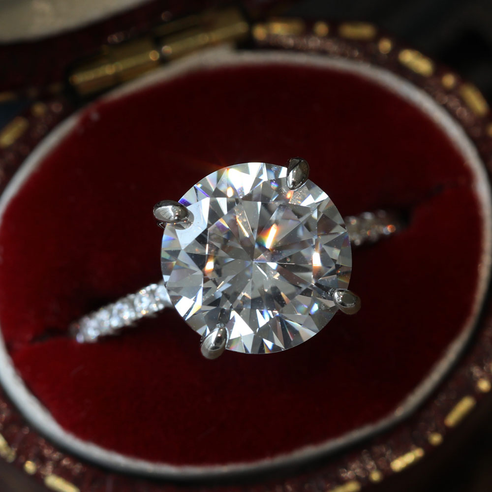 Round Cut Engagement Ring