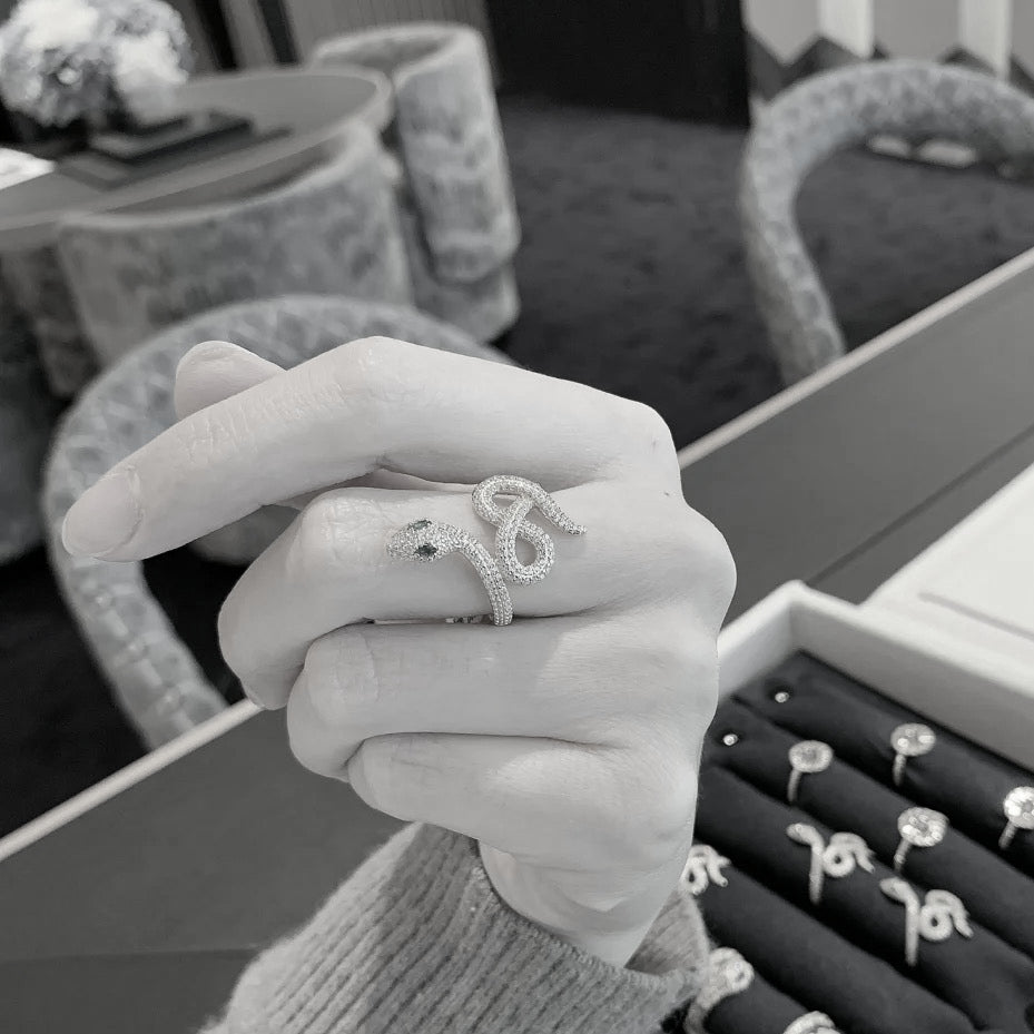 Snake Design Fashion Ring With Green Eyes