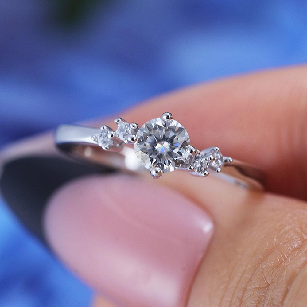 ShineofDiamond Classic 0.5 CT Five Stone Round Cut Moissanite Ring