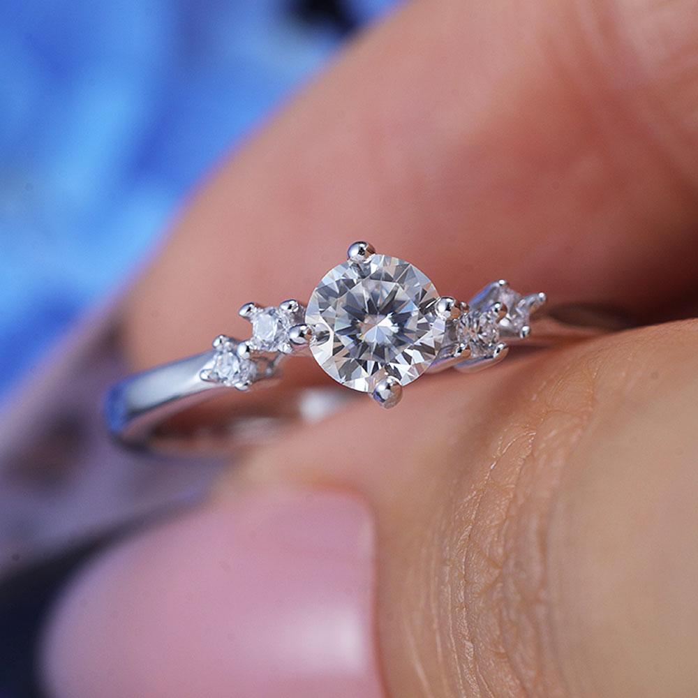 ShineofDiamond Classic 0.5 CT Five Stone Round Cut Moissanite Ring