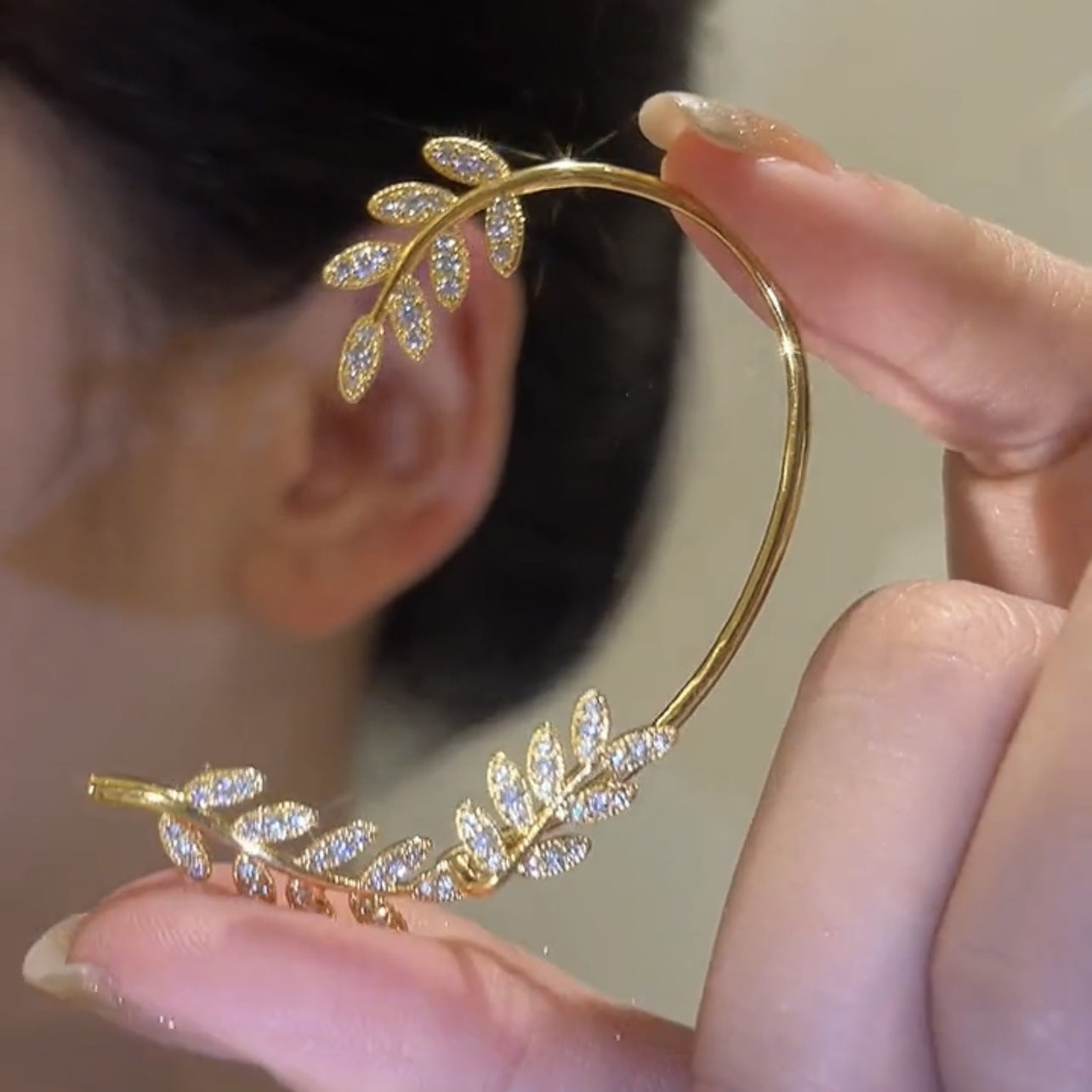 2pcs Fancy Leaf Design Ear Cuff