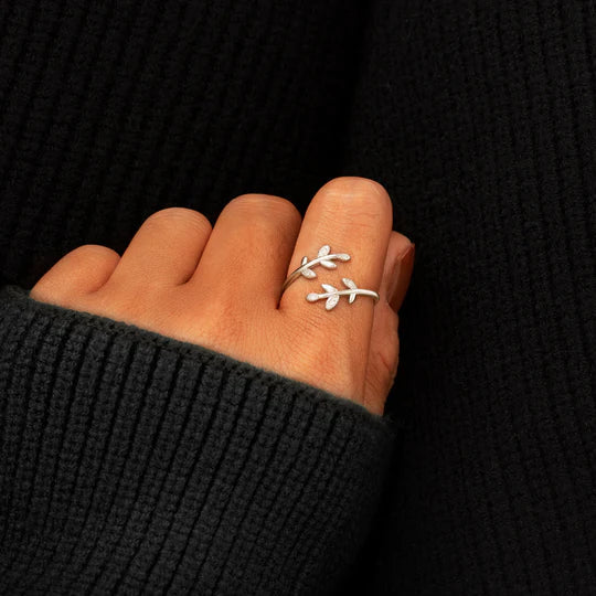 Chic Leaf Design Band In Sterling Silver