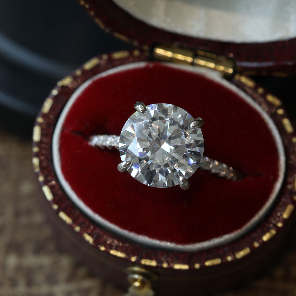 Round Cut Engagement Ring