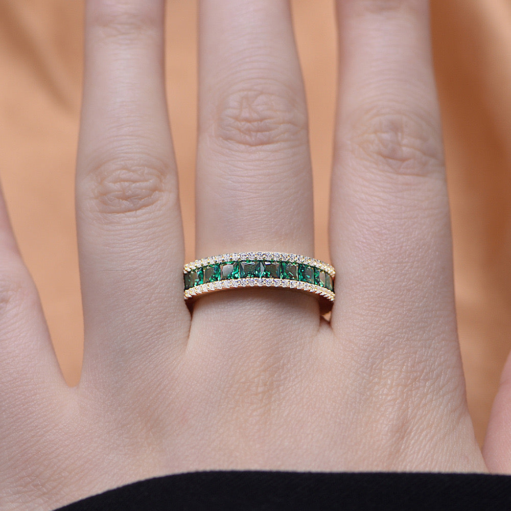 Vintage Green Wedding Band In Golden Tone