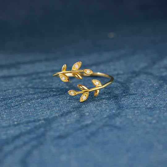 Chic Leaf Design Band In Sterling Silver