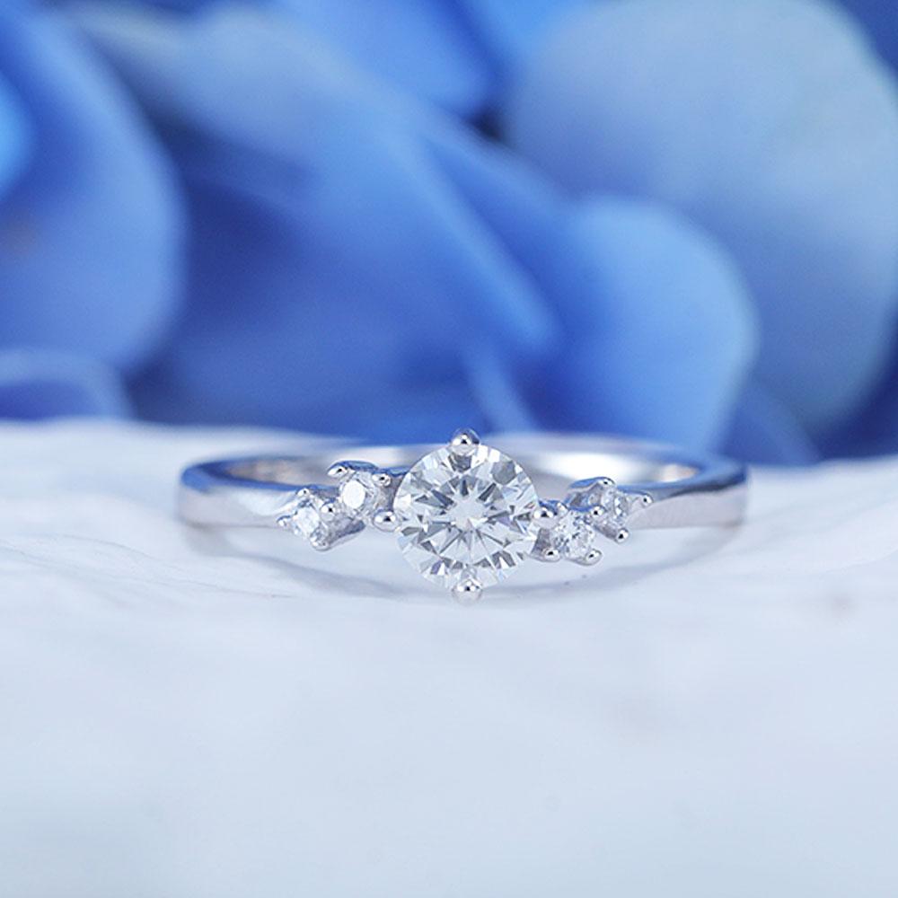 ShineofDiamond Classic 0.5 CT Five Stone Round Cut Moissanite Ring