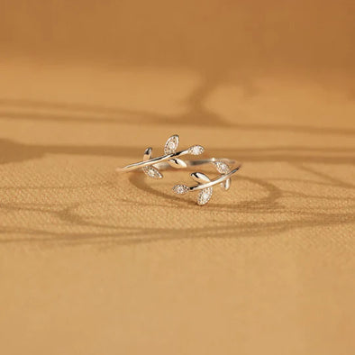 Chic Leaf Design Band In Sterling Silver