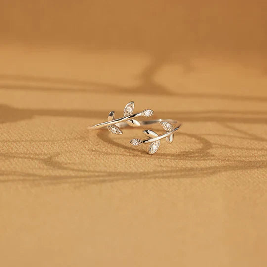 Chic Leaf Design Band In Sterling Silver