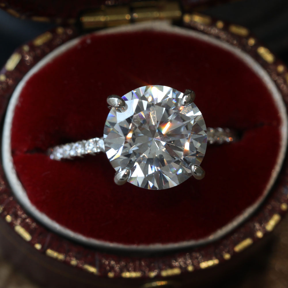 Round Cut Engagement Ring