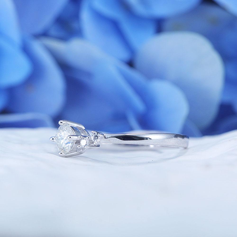 ShineofDiamond Classic 0.5 CT Five Stone Round Cut Moissanite Ring