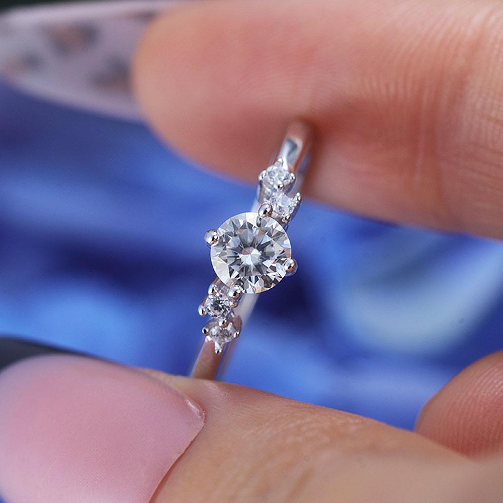 ShineofDiamond Classic 0.5 CT Five Stone Round Cut Moissanite Ring