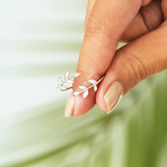Chic Leaf Design Band In Sterling Silver